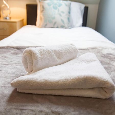 Comfortable Swindon Town Centre Apartments, Free Parking, Sleeps Up To 8 Ngoại thất bức ảnh