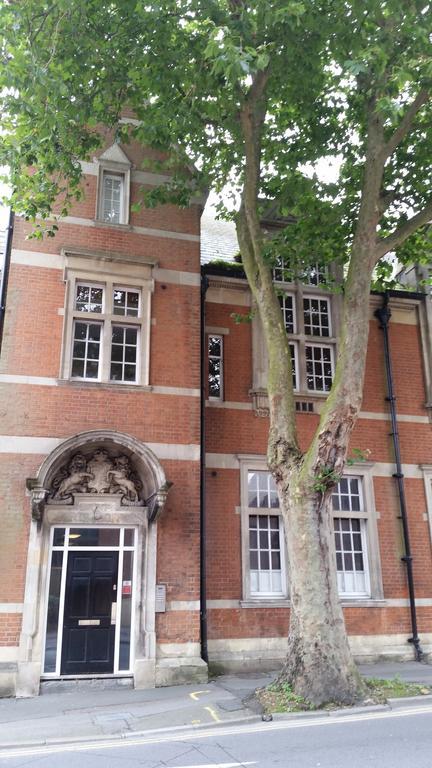 Comfortable Swindon Town Centre Apartments, Free Parking, Sleeps Up To 8 Phòng bức ảnh