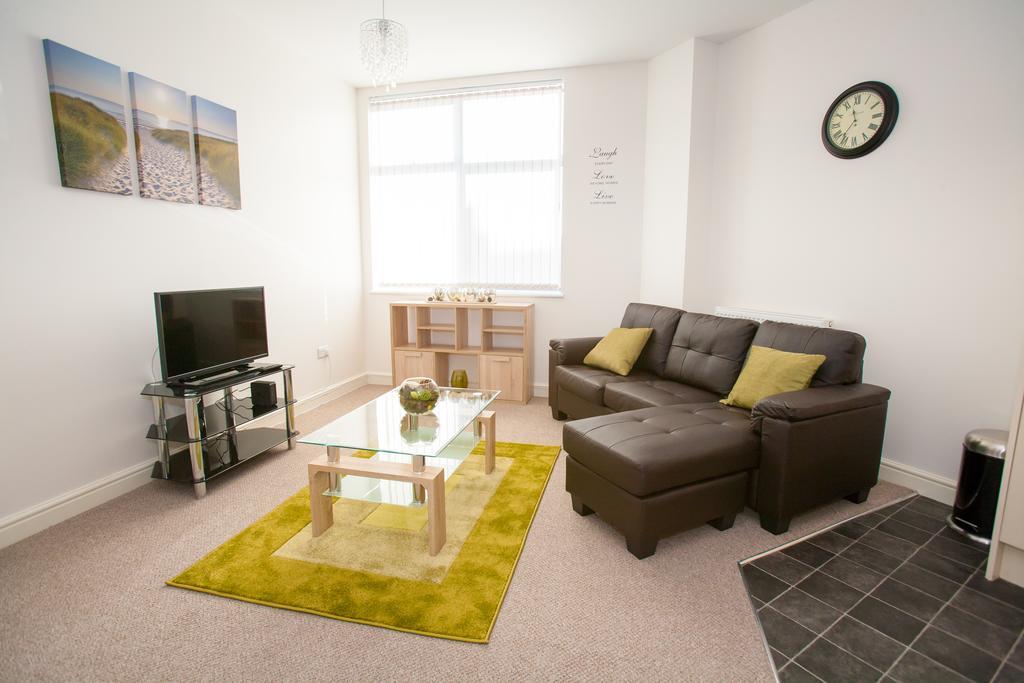 Comfortable Swindon Town Centre Apartments, Free Parking, Sleeps Up To 8 Phòng bức ảnh