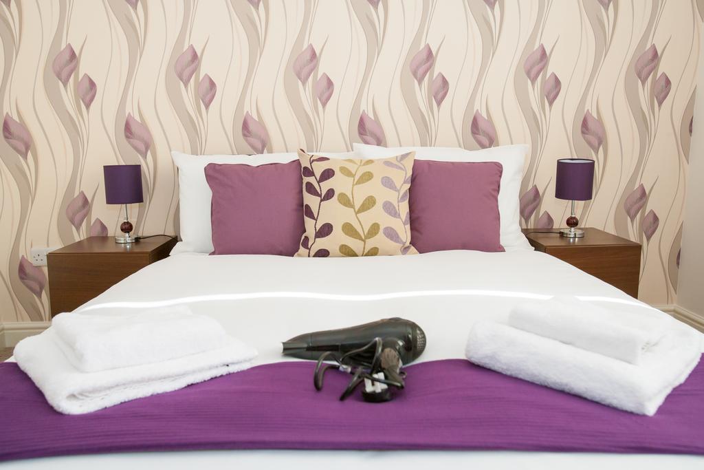 Comfortable Swindon Town Centre Apartments, Free Parking, Sleeps Up To 8 Phòng bức ảnh