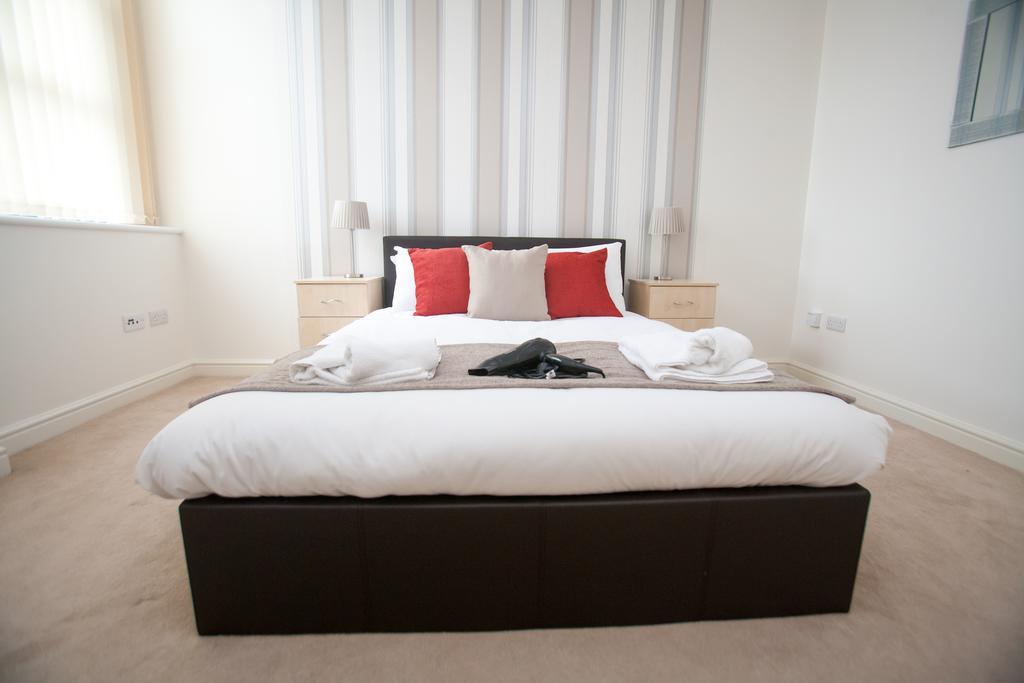 Comfortable Swindon Town Centre Apartments, Free Parking, Sleeps Up To 8 Ngoại thất bức ảnh