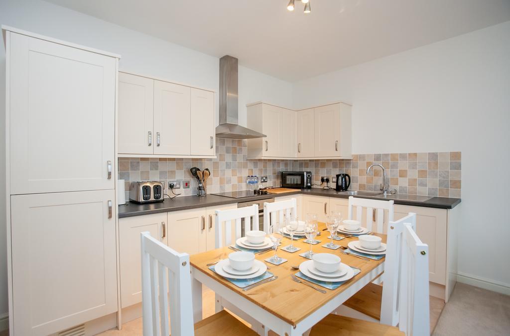 Comfortable Swindon Town Centre Apartments, Free Parking, Sleeps Up To 8 Ngoại thất bức ảnh