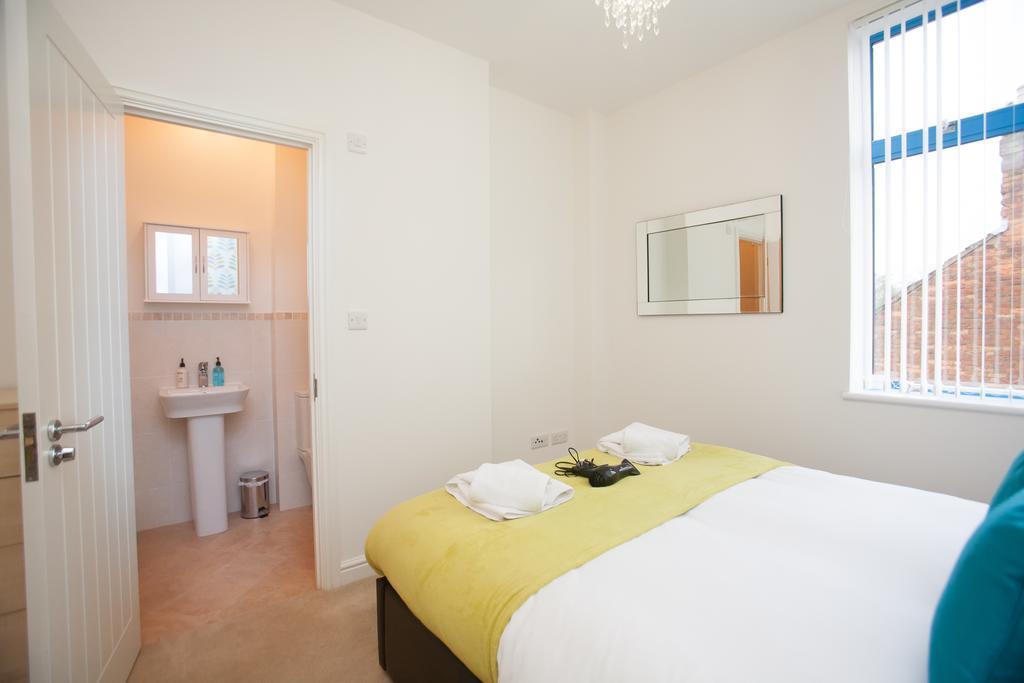 Comfortable Swindon Town Centre Apartments, Free Parking, Sleeps Up To 8 Ngoại thất bức ảnh