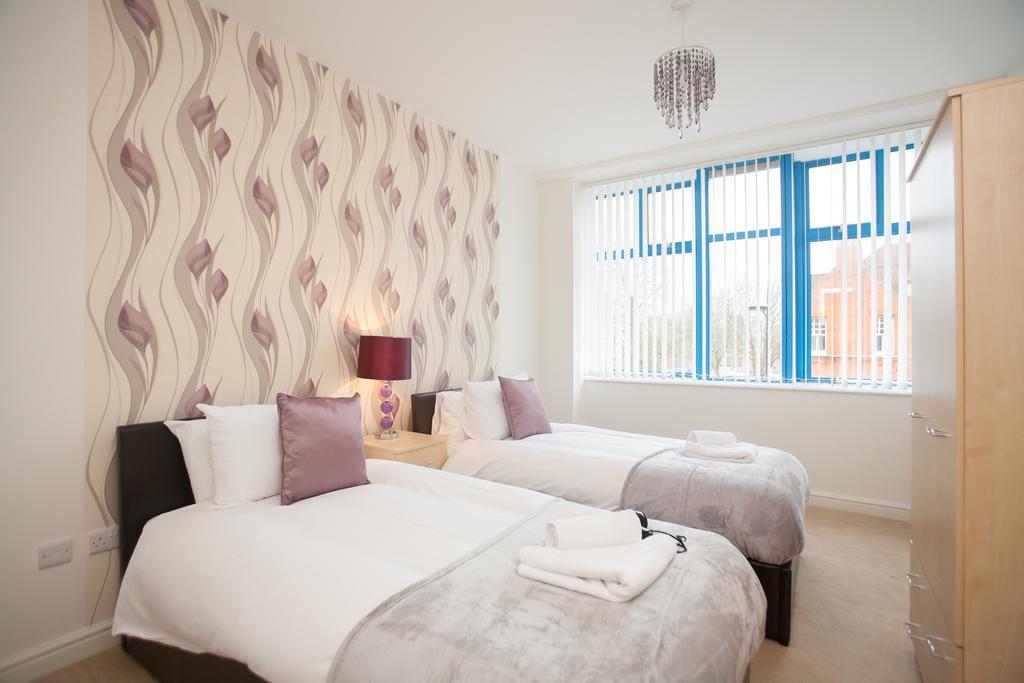 Comfortable Swindon Town Centre Apartments, Free Parking, Sleeps Up To 8 Ngoại thất bức ảnh