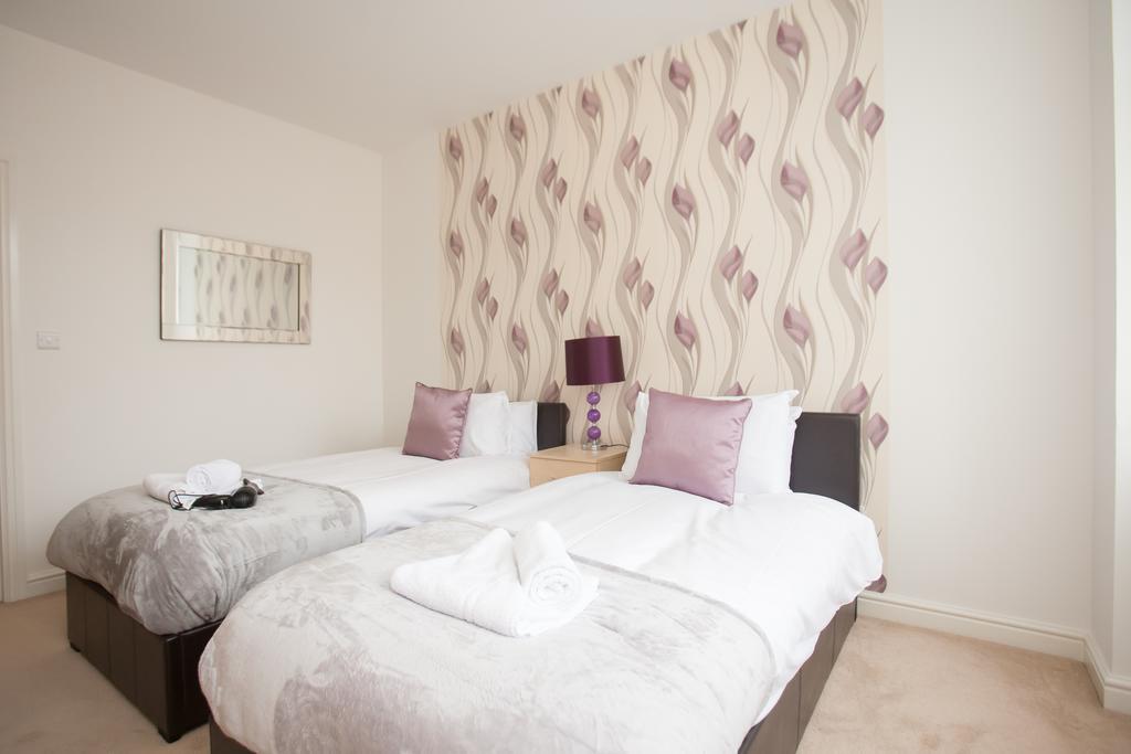 Comfortable Swindon Town Centre Apartments, Free Parking, Sleeps Up To 8 Ngoại thất bức ảnh
