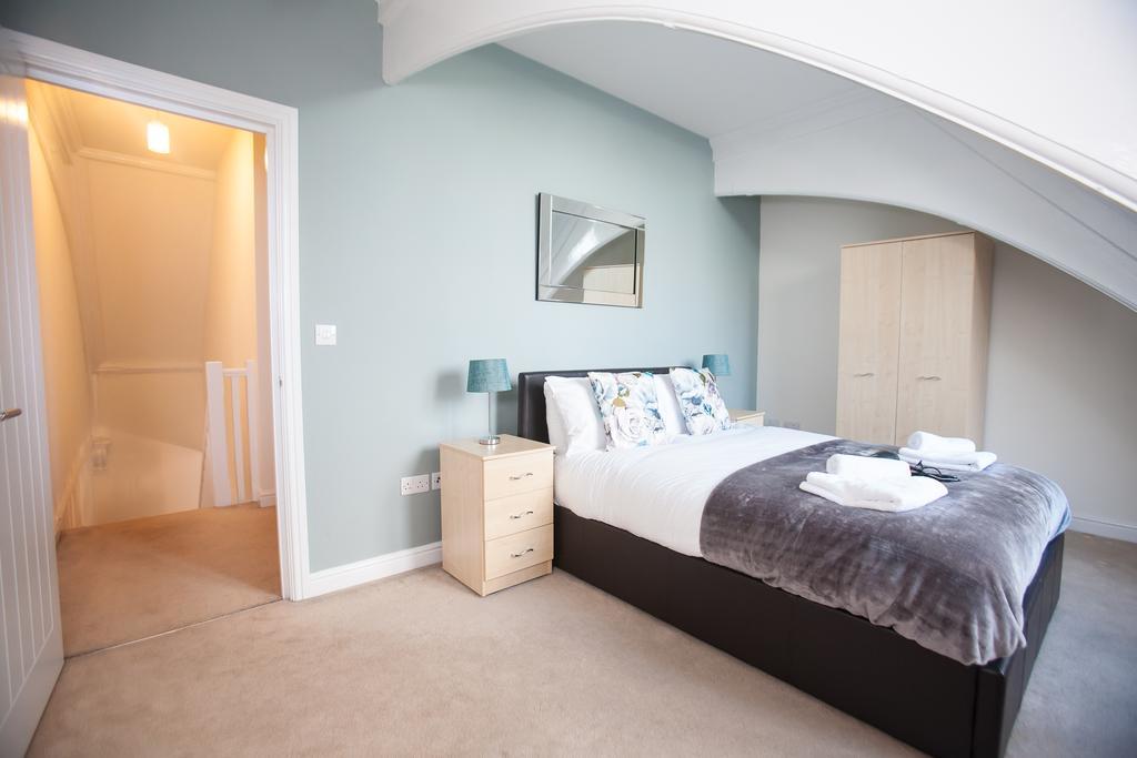 Comfortable Swindon Town Centre Apartments, Free Parking, Sleeps Up To 8 Ngoại thất bức ảnh