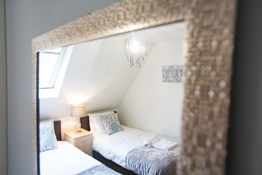 Comfortable Swindon Town Centre Apartments, Free Parking, Sleeps Up To 8 Ngoại thất bức ảnh