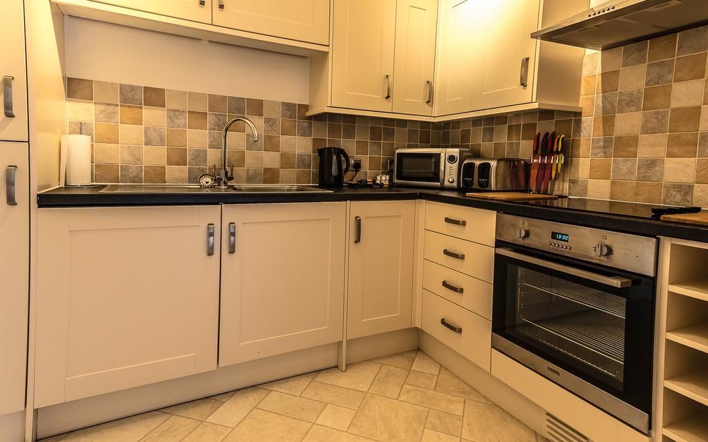 Comfortable Swindon Town Centre Apartments, Free Parking, Sleeps Up To 8 Ngoại thất bức ảnh